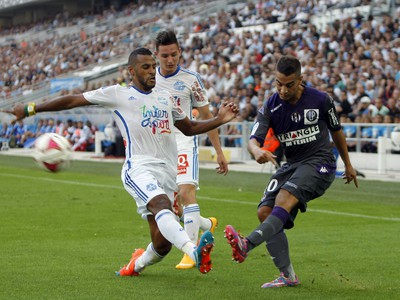 Futbalisti Marseille a Toulouse v súboji o loptu