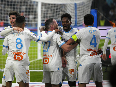 Futbalista Marseille Michael Murillo (uprostred) sa teší so spoluhráčmi po strelení gólu
