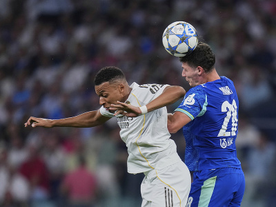 Benjamin Pavard v súboji s  Kylianom Mbappem