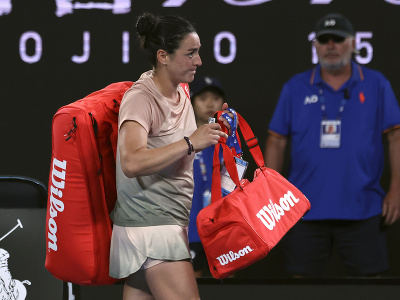 Tuniská tenistka Ons Jabeurová opúšťa kurt na Australian Open