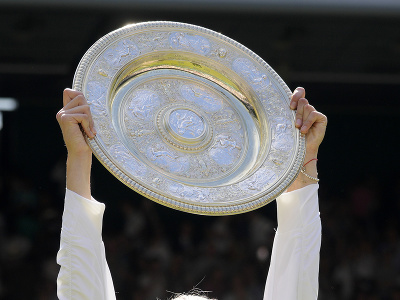 Jelena Rybakinová s trofejou pre víťazku Wimbledonu