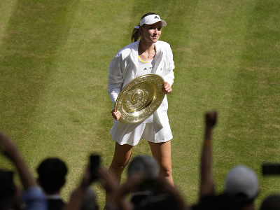 Jelena Rybakinová s trofejou pre víťazku Wimbledonu