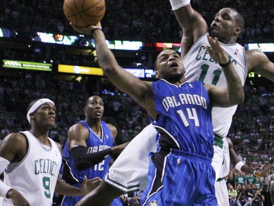 Glen Davis bráni Nelsonovu