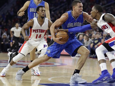 Aaron Gordon (v modrom) sa snaží dostať cez obranu Pistons