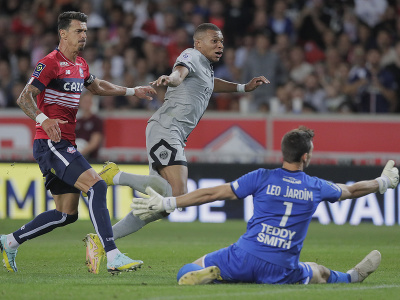 Kylian Mbappé strieľa gól do siete OSC Lille