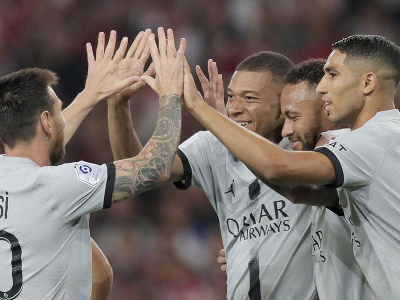 Futbalisti PSG oslavujú gól