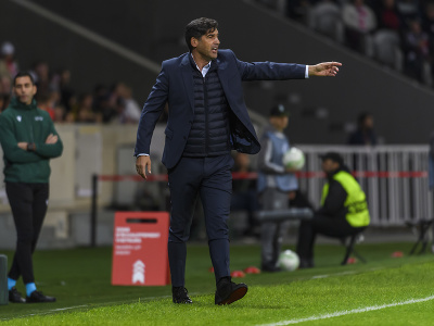 Tréner OSC Lille Paulo Fonseca gestikuluje počas zápasu