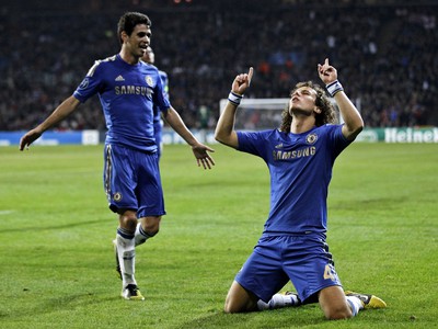 Oscar a David Luiz oslavujú gól do siete Nordsjaellandu