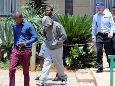 Oscar Pistorius opúšťa dom v sprievode vyšetrovateľov