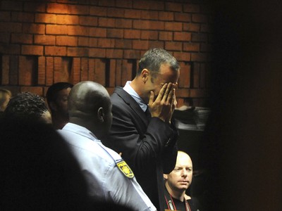 Oscar Pistorius v slzách