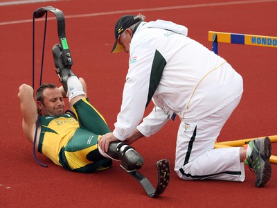 Juhoafričan Oscar Pistorius pri strečingu pred štartom paralympiády