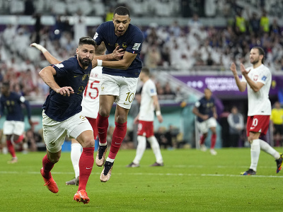 Oliver Giroud a Kylian Mbappé oslavujú gól Francúzska