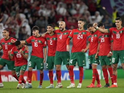 Oslavujúci futbalisti Maroka pri penaltovom rozstrele