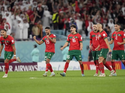 Oslavujúci futbalisti Maroka pri penaltovom rozstrele