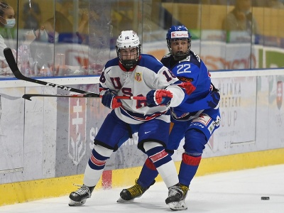 Vpravo hráč Slovenska U18 Alex Čiernik a hráč USA U18 Casy Laylin počas zápasu na hokejovom turnaji Hlinka Gretzky Cup 2021 Slovensko U18 - USA U18