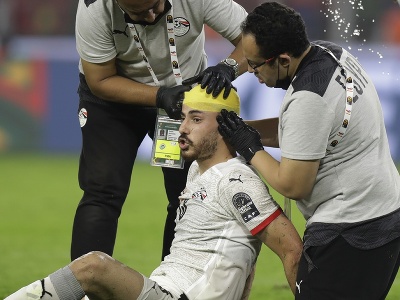 Lekári ošetrujú egyptského futbalistu Mahmouda Hamdyho El-Wensha počas semifinálového zápasu Kamerun - Egypt