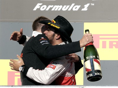 Oslavujúci Lewis Hamilton