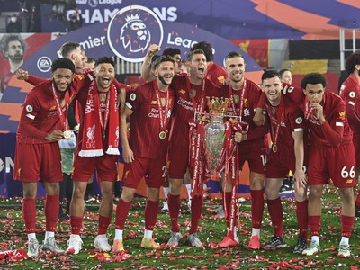 Majstrovské oslavy Liverpoolu s trofejou