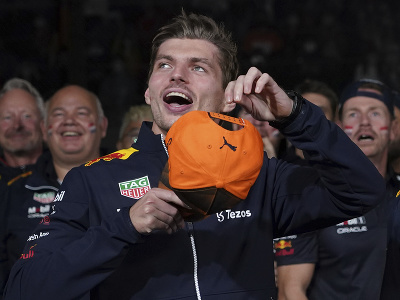 Oslavujúci Max Verstappen v cieli pretekov