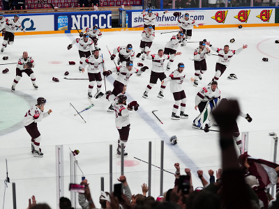 Lotyšskí hokejisti po triumfe nad USA oslavujú zisk historického bronzu