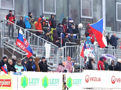Na snímke diváci povzbudzujú počas vytrvalostných pretekov mužov na 20 km na ME v biatlone v Osrblí v stredu 24. januára 2024