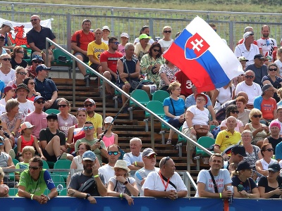 Na snímke diváci mávajú slovenskou vlajkou počas šprintu juniorov na  7,5 km na majstrovstvách sveta v letnom biatlone v Národnom biatlonovom centre v Osrblí