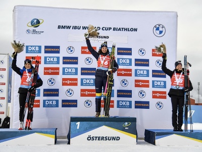 Švédska biatlonistka Hanna Öbergová (uprostred) oslavuje na pódiu s druhou Francúzkou Anais Chevalierovou-Bouchetovou (vľavo) a treťou Nórkou Marte Olsbuovou Röiselandovou