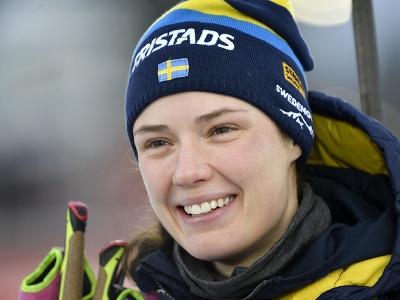 Švédska biatlonistka Hanna Öbergová sa usmieva v cieli po jej víťazstve v šprinte žien na 7,5 km