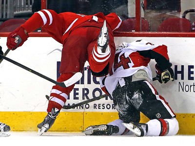 Kevin Westgarth z Carolina Hurricanes zozadu zaútočil na Marka Borowieckiho z klubu Ottawa Senators.