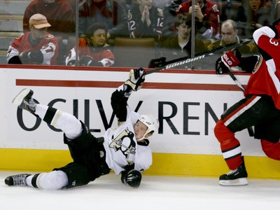Jarkka Ruutuho z Ottawa Senators zasiahla do tváre hokejka Ruslana Fedotenka.
