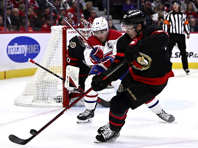 Obranca Ottawa Senators Travis Hamonic (23) bojuje o puk