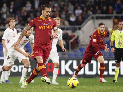 Pablo Daniel Osvaldo premieňa pokutový kop