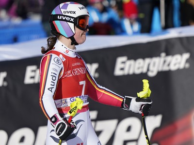 Nemecká lyžiarka Viktoria Rebensburgová je v opatere lekárov po páde počas super-G