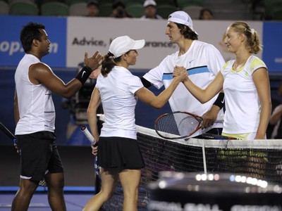 Paes, Blacková, Levinský a Makarovová