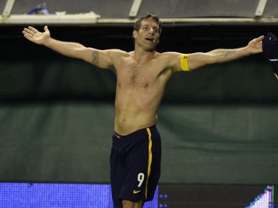 Martin Palermo oslavuje 200.