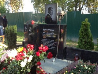 Pamätník venovaný Vladimírovi Krutovovi na moskovskom cintoríne v Nových Lužnikách