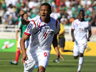 Gabriel Torres z Panamy sa teší z gólu do siete Mexika na Gold Cupe, majstrovstvách strednej a severnej Ameriky.