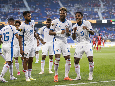 Hráči Panamy oslavujú gól