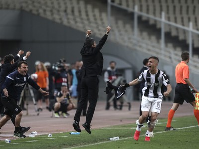 PAOK sa po prvom ligovom titule po vyše troch desaťročiach radoval z tretieho pohárového triumfu za sebou