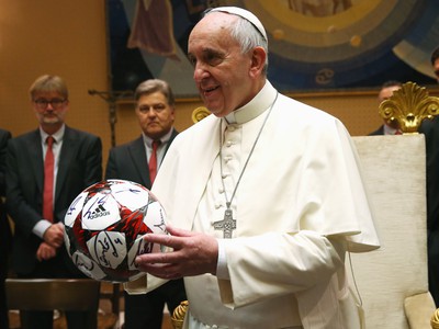 Ilustračné foto: Pápež František s loptou od hráčov Bayernu Mníchov