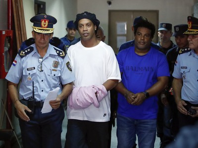 Ronaldinho zostáva vo väzbe v Paraguaji