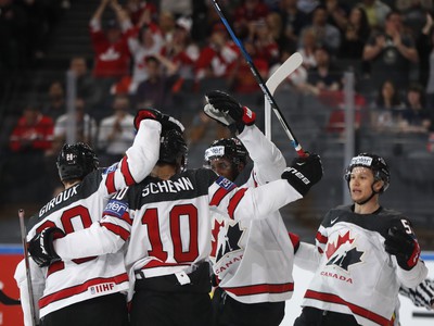 Kanadský hokejista Brayden Schenn(druhý vľavo) sa teší z gólu so spoluhráčmi