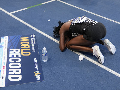Kenská bežkyňa Faith Kipyegonová po jej víťazstve vo finále behu na 5000 m s novým svetovým rekordom na atletickom mítingu Diamantovej ligy v Paríži