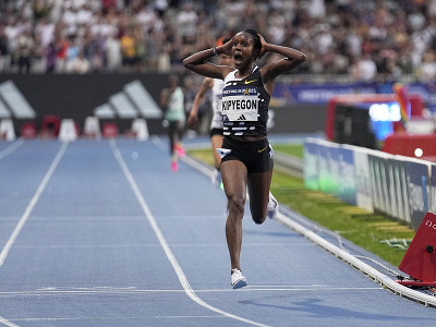 Kenská bežkyňa Faith Kipyegonová víťazí vo finále behu na 5000 m s novým svetovým rekordom