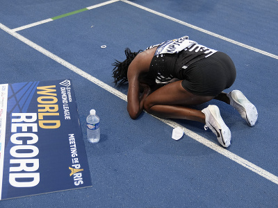 Kenská bežkyňa Faith Kipyegonová po jej víťazstve vo finále behu na 5000 m s novým svetovým rekordom na atletickom mítingu Diamantovej ligy v Paríži