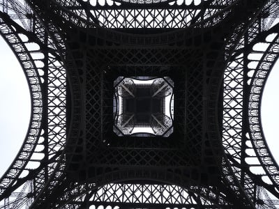 Eiffelova veža nafotená zospodu, tak ako je zobrazená na zadnej strane medailí pre tohtoročné letné paralympijské v Paríži v stredu 7. februára 2024.