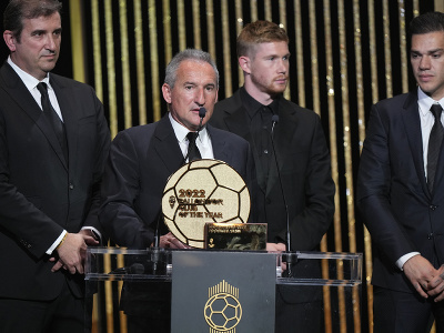 Zľava výkonný riaditeľ Manchestru City Ferran Soriano, futbalový riaditeľ Manchestru City Txiki Begiristain a hráči Kevin De Bruyne a Ederson preberajú cenu pre najlepší tím, ktorú získal Manchester City