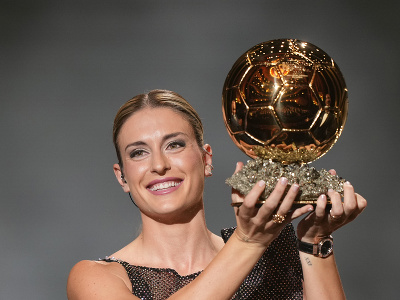 Španielska futbalistka a hráčka tímu FC Barcelona Alexia Putellasová sa stala víťazkou Zlatej lopty 2022 v kategórii žien 