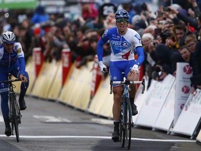 Arnaud Démare ovládol prvú etapu Paríž-Nice