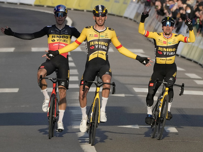 Christophe Laporte (v strede) oslavuje triumf v etape